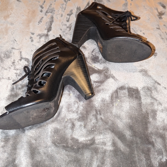 Black formal Heels 2in - Picture 2 of 3